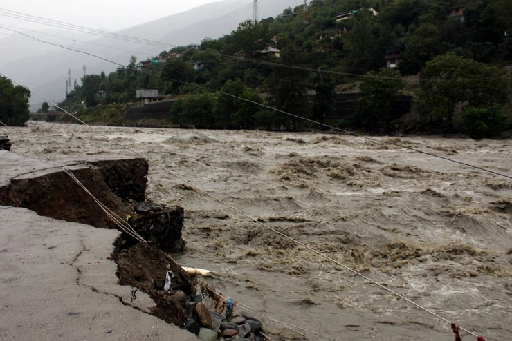 उत्तर भारत के पहाड़ी राज्यों में भारी बारिश से हालात खराब, 13 लोगों की मौत, पंजाब में 'रेड अलर्ट' - 13 people killed in landslides