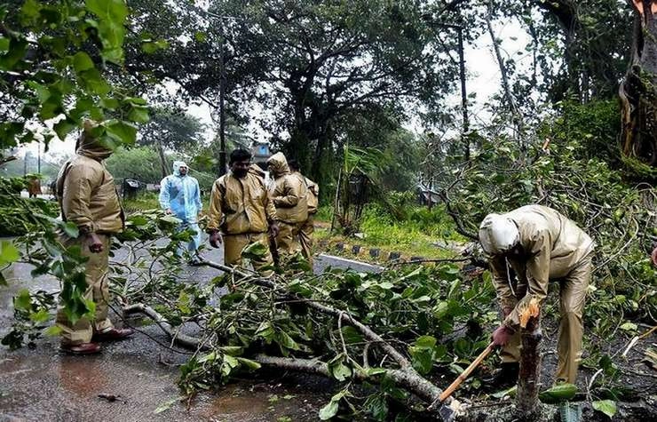 चक्रवात ‘तितली’ से प्रभावित ओडिशा में भूस्खलन से 12 लोगों की मौत - Cyclone butterfly Odisha landslide,