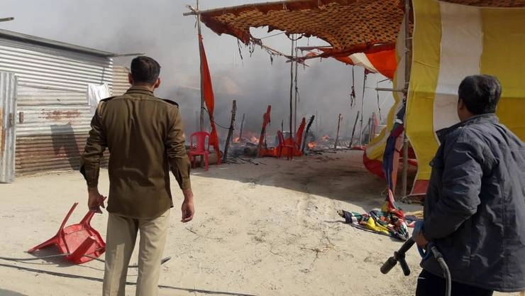 प्रयागराज कुंभ में हादसा, दिगंबर अखाड़े के टेंटों में लगी आग - Fire in Prayagraj Kumbh