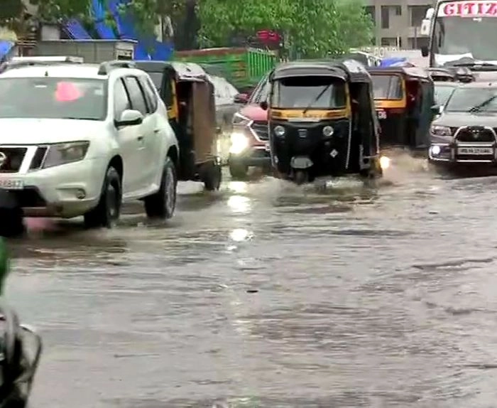 Pune, rain। पुणे में लगातार बारिश के कारण दीवार गिरने से 15 लोगों की मौत - Pune, rain