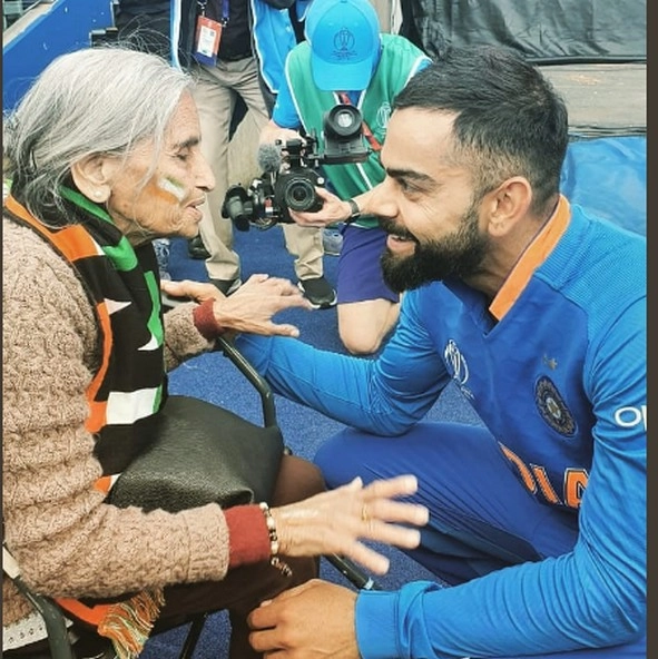 टीम इंडिया की सबसे उम्रदराज प्रशंसक, कौन हैं 87 साल की 'सुपर फैन' दादी जिनसे कोहली-रोहित ने लिया आशीर्वाद