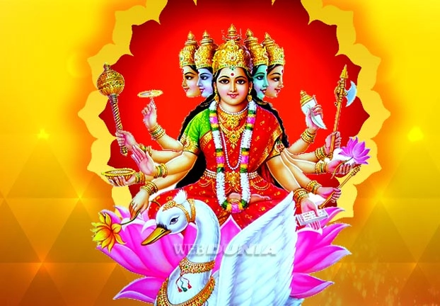 गायत्री मंत्र के हैं तीन अर्थ, जानिए इसकी शक्ति का राज - Meaning of gayatri mantra