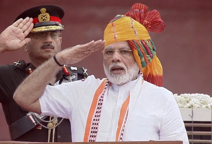 मोदी ने छठी बार फहराया लाल किले पर तिरंगा, अटलजी की बराबरी की - PM Modi hoist flag at red fort 6thtime
