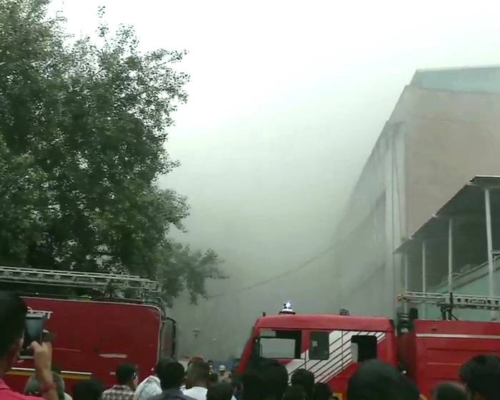 AIIMS में लगी आग पांचवीं मंजिल तक पहुंची, जनरल वार्ड के मरीजों को किया शिफ्ट - A fire has broken out on the first and second floor at AIIMS