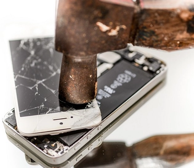 વાયરલ- પ્રિંસિપલએ છાત્રના 16 સ્માર્ટફોન તેમની સામે જ હથોડાથી તોડ્યા