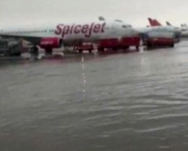 दिल्ली में आफत की बारिश, एयरपोर्ट में भरा पानी, इंदिरापुरम में सड़क धंसी (वीडियो)