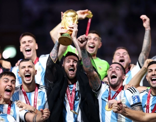 FIFA World Cup Final में जीत के बाद जश्न में डूबा अर्जेंटीना (Video) - Argentina deep dives into the celebration after team lifts the title
