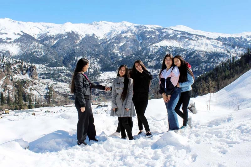 कुल्लू-मनाली की वादियों में ताजा बर्फबारी, पर्यटकों ने लिया आनंद