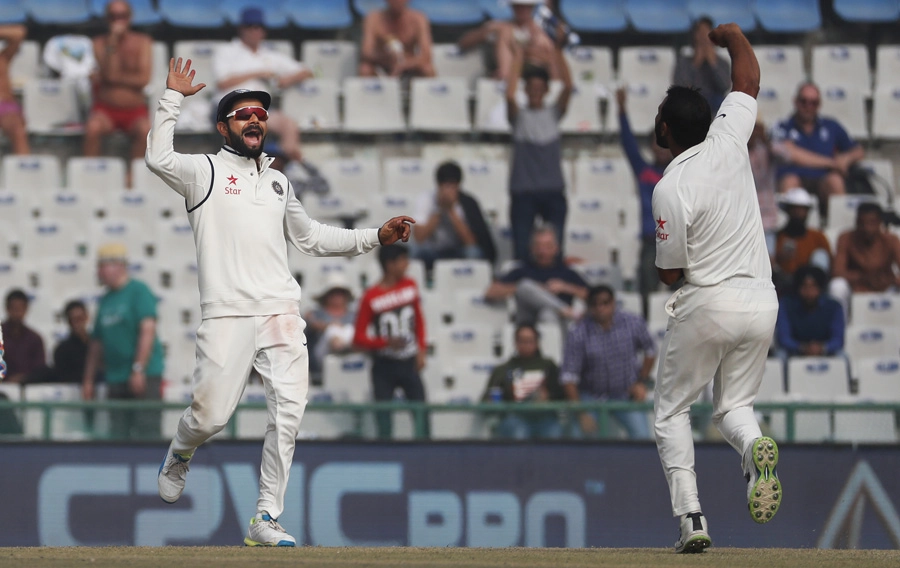 मोहाली कसोटीत भारताने इंग्लंडला आठ विकेटने पराभव केला