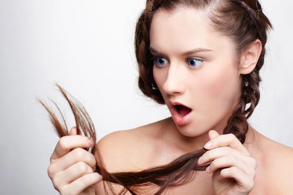 सर्दी में झड़ते हैं बाल, जानें 10 कारण और 5 कारगर उपाय - Hair fall Tips For Winter