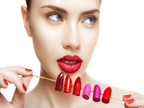 50ની ઉમ્ર પછી સ્ટાઈલિશ દેખાવવા આ Lipstick Shades પસંદ કરો