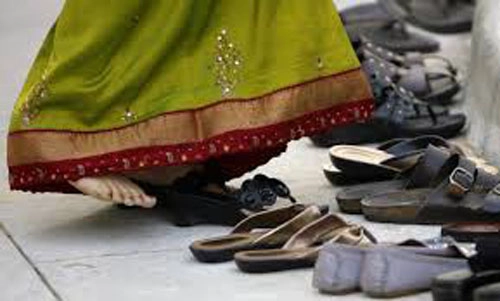 Footwear vastu tips: जोडे  आणि चप्पलच्या रंगांचे नशीबाशी नाते, या रंगाचे  फुटवियर कधीही घालू नये