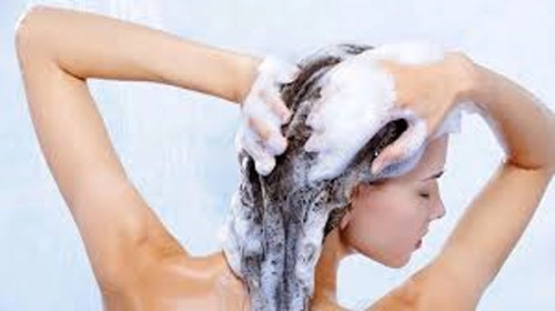 रोज शैंपू करते हैं तो....पढ़ें 5 सावधानियां - The 5 Most Common Shampoo Mistakes