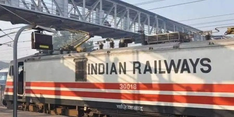 Indian Railways: रेल्वेचा इशारा! ट्रेनमध्ये प्रवास केल्याने ही चूक होणार तुरुंगवास, भरावा लागणार मोठा दंड