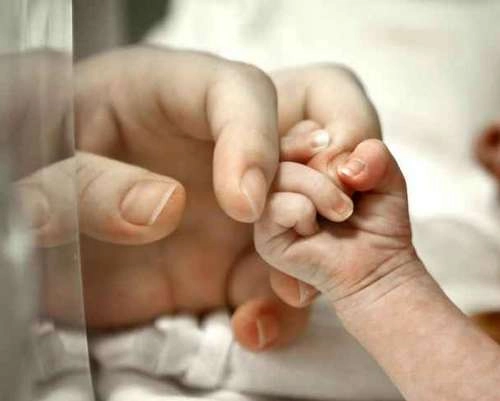 हाय हिल्समुळे सहा महिन्यांच्या बाळाचा मृत्यू
