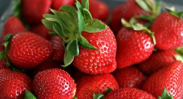 Skin Care Tips :नितळ आणि सुंदर त्वचेसाठी लावा हे स्ट्रॉबेरी मास्क