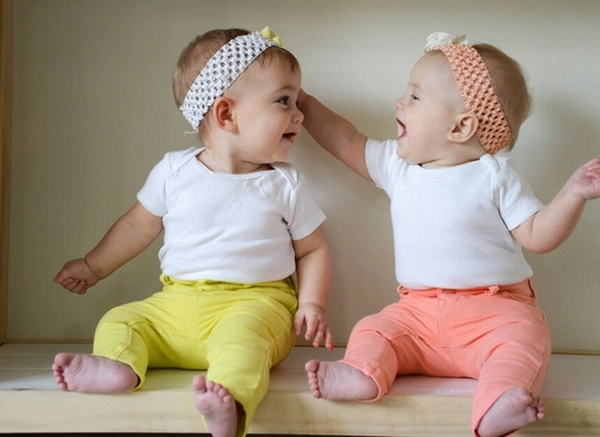 जुळी मुलंः जगात जुळ्यांची संख्या का वाढली असावी?