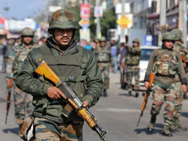 जम्मू काश्‍मीरच्या अनंतनागमध्ये सुरक्षादलावर दहशवाद्यांचा हल्ल्यात 10 जण गंभीर जखमी