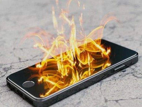 Cell phone explosion खिशात मोबाईलचा स्फोट