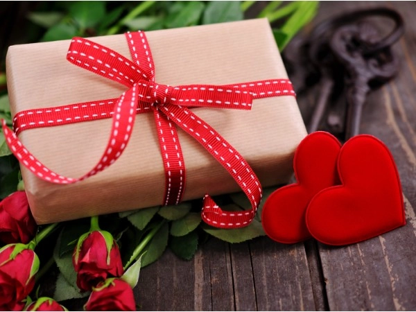 Valentine Day 2024: वेलेंटाइन डे दिवशी या भेटवस्तू देउ नये