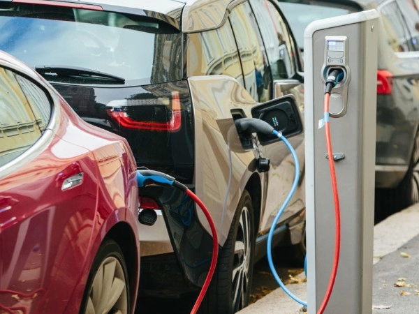 EV Charging Tips:इलेक्ट्रिक वाहन चार्ज करताना या चुका करू नका, अन्यथा मोठे नुकसान होऊ शकते