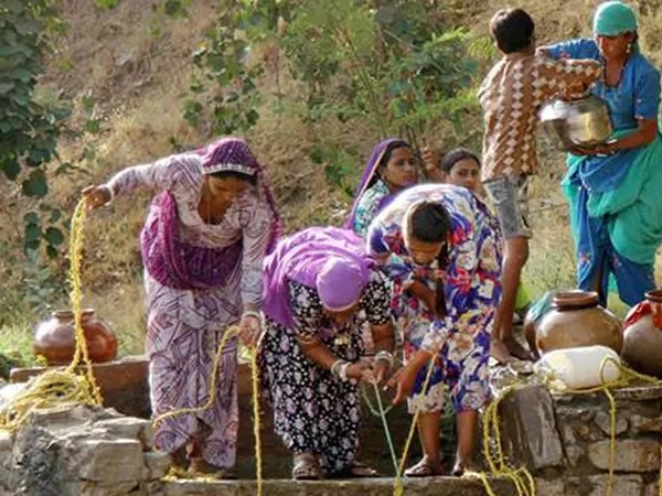 Water & women : पानी है पर प्यासे हैं, हर तरफ तमाशे हैं