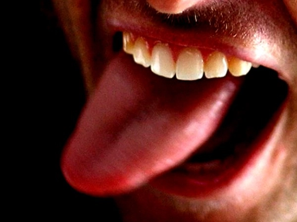 Tongue cleaning benefits: പല്ല് തേക്കുന്നത് പോലെ പ്രധാനമാണ് നാവ് വൃത്തിയാക്കുന്നത്; അറിഞ്ഞിരിക്കാം ഗുണങ്ങള്‍