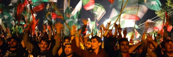 પાકિસ્તાન સંસદ ભવનની પાસે પહોંચ્યા સરકાર વિરોધી ઈમરાનના સમર્થક