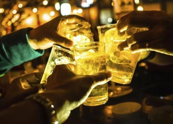 बारमध्ये लवकरच एमआरपीनुसार मिळणार दारू? सरकारचा निर्णय