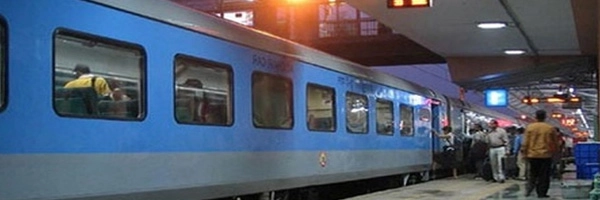 'सेमी-हायस्पीड ट्रेन' दिल्लीहून आग्रा येथे रवाना