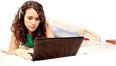 तब्बल 53 टक्के भारतीय दर तासाला ऑनलाइन