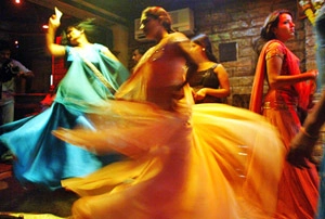 भीक मागण्यापेक्षा महिलांनी डान्सबारमध्ये  नृत्य करणे चांगले