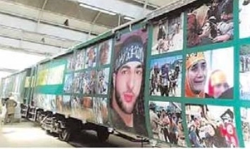 आझादी ट्रेनवर दहशतवादी बुरहान वानीचा फोटो