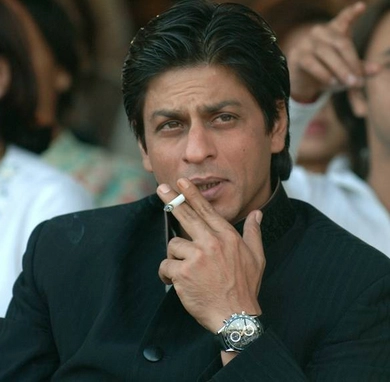 दिवसातून कधी 100 सिगारेट पित होता शाहरुख, हे स्टार्स देखील आहे चेन स्मोकर्स