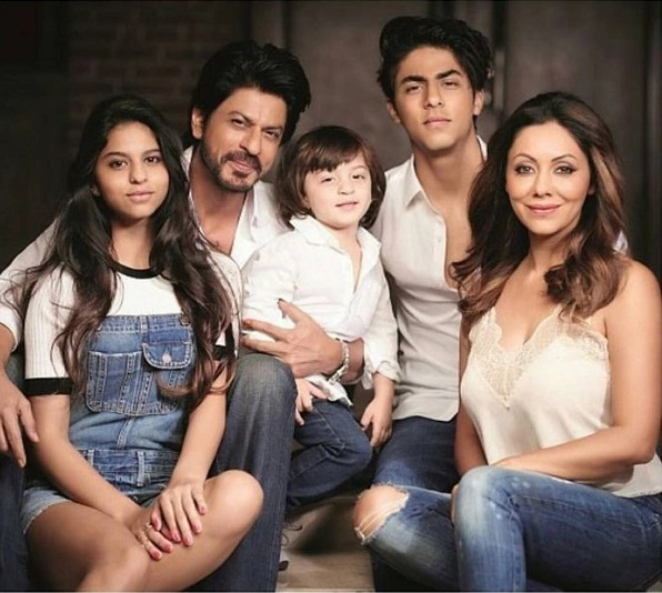FAMILY PHOTO SHOOT मध्ये तिन्ही मुलांसोबत SRK-गौरी