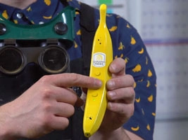 तुम्ही बघितला आहे का केळ्याच्या आकाराचा ‘बनाना फोन ?