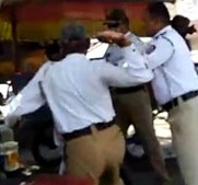 Aurangabad : वाहतूक पोलिस आणि दुचाकीस्वारामध्ये हाणामारी