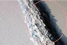एक भलामोठा हिमखंड अंटार्क्‍टिकापासून तुटला