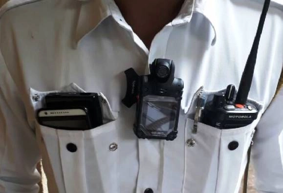 आता वाहतूक पोलिसांच्या छातीवर वायफाय कॅमेरा