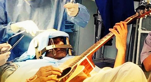 मेंदूवर शस्त्रक्रिया सुरू असताना तो वाजवत होता गिटार! (Video)