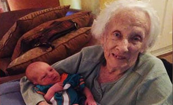 101 वर्षाच्या आजीने दिला 17 व्या बाळाला जन्म
