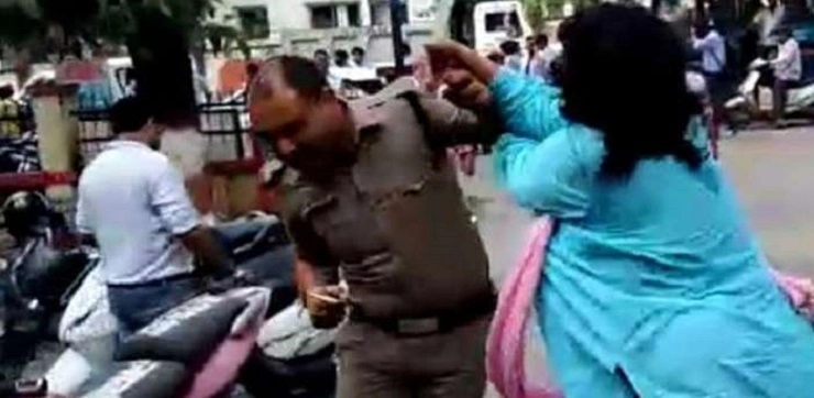 महिला जज ची मुजोरी उचलला पोलिसावर हात