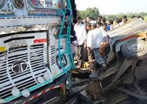 नाशिक मुंबई महामार्गावर अपघात, २ ठार , ४० जखमी