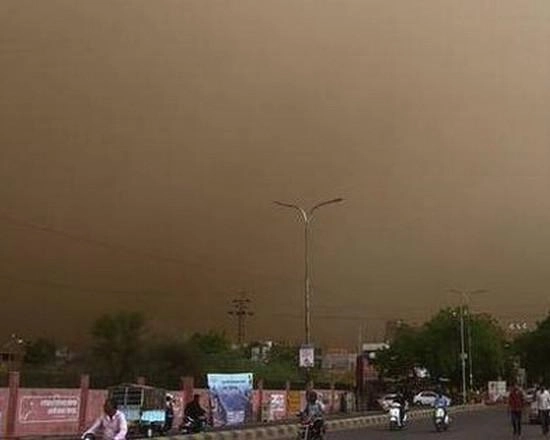 दिल्ली, उत्तर प्रदेशाला धुळीच्या वादळाचा तडाखा