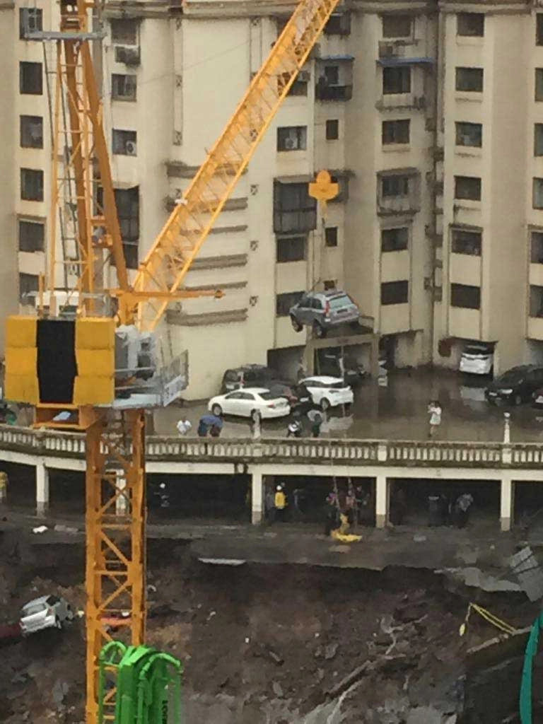 मुंबई: वडाळा येथील इमारतीच्या पार्किंगची भिंत खचली, कार दबल्या (पहा व्हिडिओ)