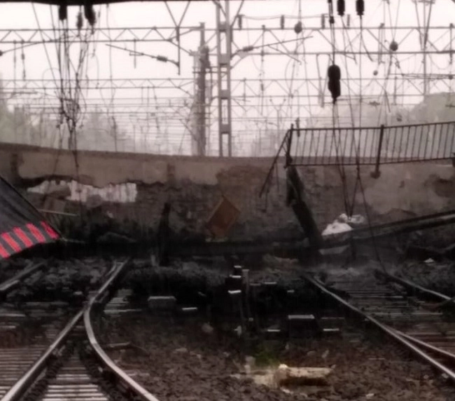 मुंबई- अंधेरी रेल्वे पादचारी पुलाचा भाग कोसळला