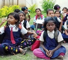विद्यार्थी पालकाचा शाळेवर बहिष्कार, गांधी पद्धतीने आंदोलन