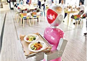 रेस्टॉरंटमध्ये रोबोट बनले वेटर