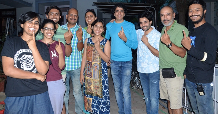 'मनाचे श्लोक' टीमने बजावला मतदानाचा हक्क
