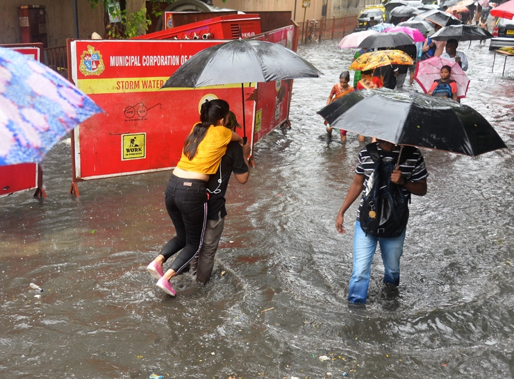 Mumbai Rain: जागोजागी पाणी साचलं (बघा फोटो)